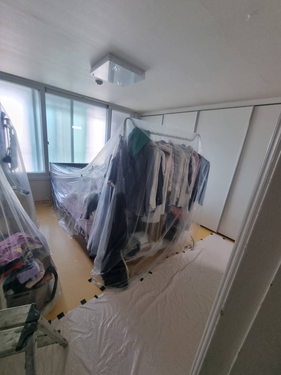 비닐로 덮인 옷장과 옷걸이