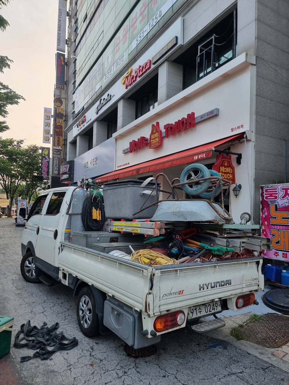 공구와 자재를 실은 작업 트럭
